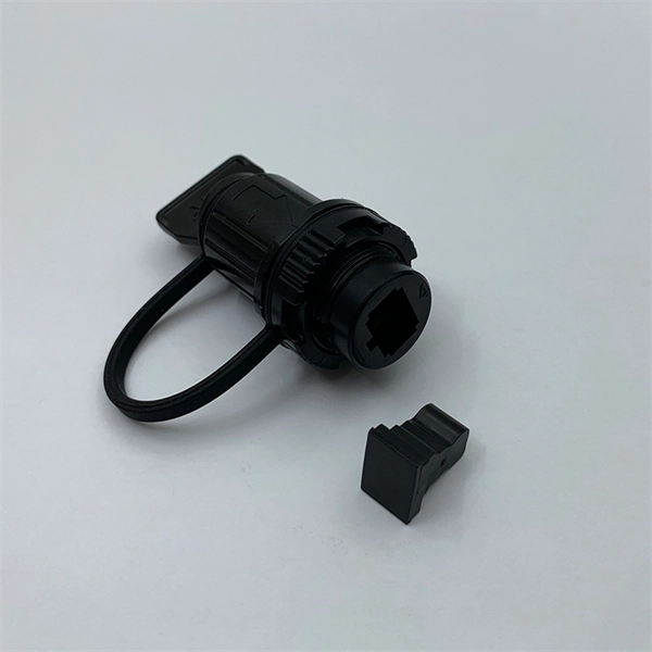 What type of connector should be used for the optical port of the switch 