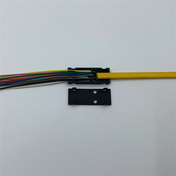 Why does fiber optic splicing cause discharge 